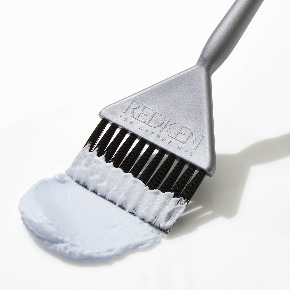 Flash Lift Power application using a hair brush - Redken India